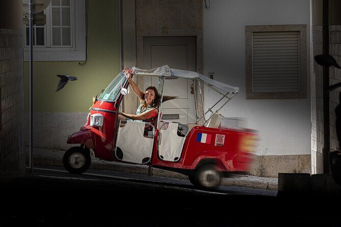 1 hour in Tuk Tuk to access the famous viewpoints of Lisbon - Key highlights to pay attention to