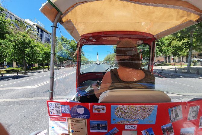 1 hour in Tuk Tuk to access the famous viewpoints of Lisbon - Miradouro de Santa Luzia: sea-of-straw views plus azulejos