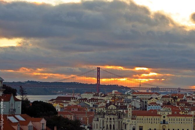 1 hour in Tuk Tuk to access the famous viewpoints of Lisbon - Elevador da Glória: learning the city’s small “wagons”