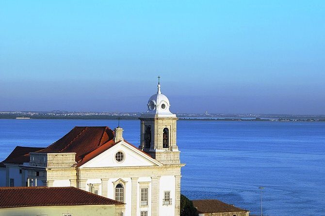 1 hour in Tuk Tuk to access the famous viewpoints of Lisbon - Stop zero: the only Roman-style monument in Lisbon