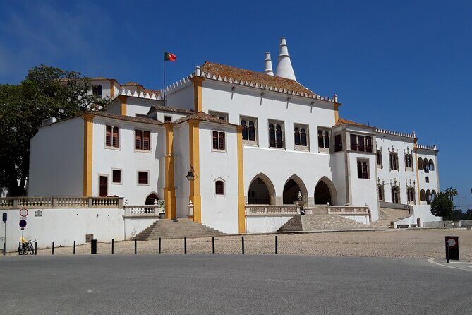 1 Hour Sightseeing Tour in Sintra with Tuktuk - Stop 5: Pena Park and National Palace in Contrasting Colors