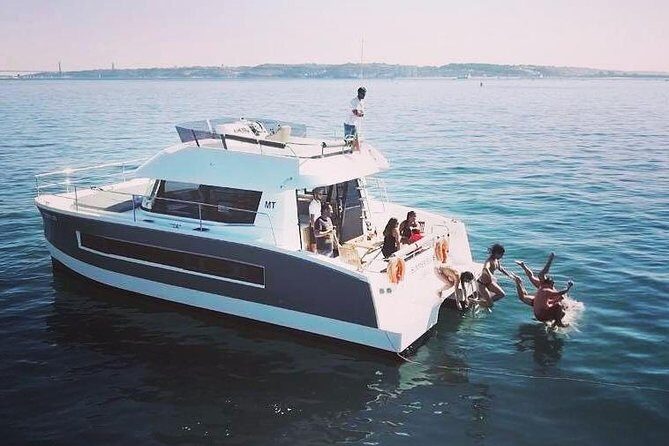 1H power catamaran up to 18 people in Lisbon - Key things to know before you go