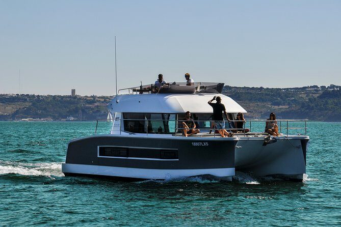 1H power catamaran up to 18 people in Lisbon - Price value: why $660-ish can work for big groups