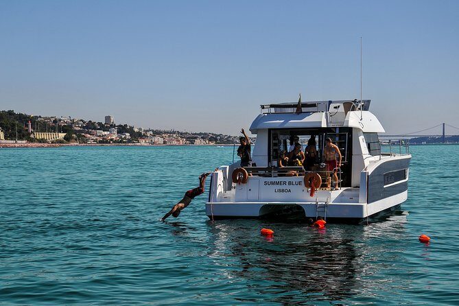 1H power catamaran up to 18 people in Lisbon - Meeting point and timing: simple start, easy finish