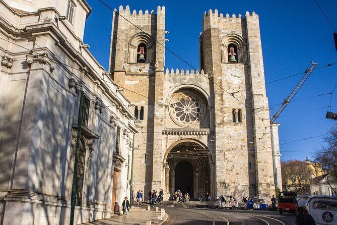 2 Hours Private Hills Historical Tour in Lisbon - Private tuk tuk logistics: meeting at Praça do Comércio and finishing at Praça Dom Pedro IV