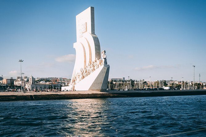 2h Private Group - Exclusive Boat Tour with Local Sailors - A 2-hour Tagus sail: enough time to see big sights