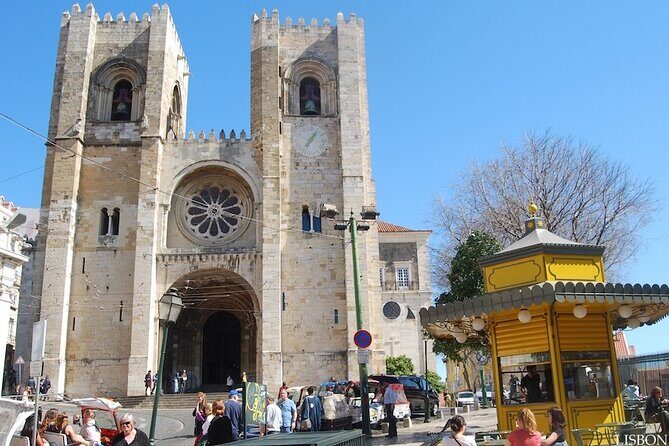 4h/half-day Lisbon Tuk Tuk Tour with a local - Meeting at Praça dos Restauradores and starting with a story