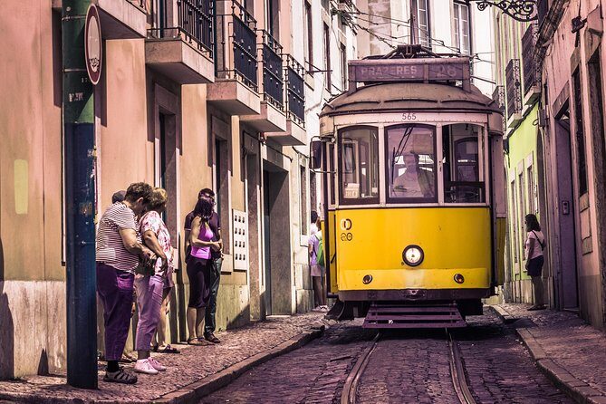 Alfama Photo Walk – Lisbon Photography Experience Led by a Local - How the guide teaches you without taking over