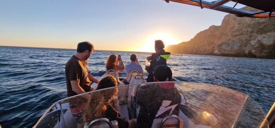 Arrábida Natural Park/Sesimbra: Sunset on Board with drinks - The guided cruise rhythm: why the explanations make a difference