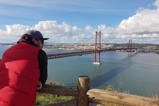 Arrábida, Palmela & Sesimbra–Wine, Tiles & Cristo Rei Experience - Pickup, bridges, and the road-trip mood (9:00 am start)