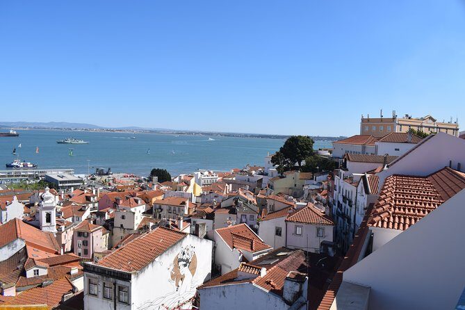 Be a local in Lisbon - Private Tour - Lisbon Cathedral and Carmo ruins: sacred buildings and quieter stories