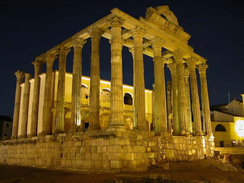 Between Life & Death: Roman Temple, Cathedral & Bone Chapel - Templo de Diana: Roman columns in the heart of Évora