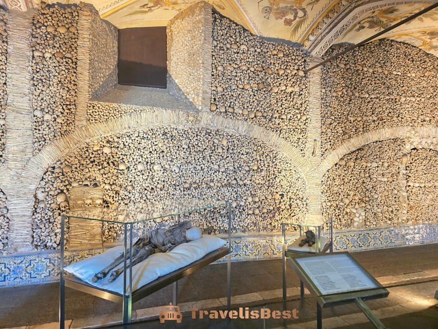 Between Life & Death: Roman Temple, Cathedral & Bone Chapel - Praça do Giraldo and the old Royal Palace area