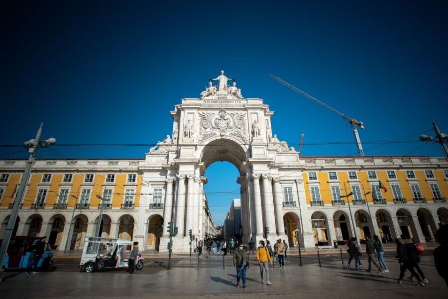 Burguês: Lisbon City Center Private Tuk Tuk Tour - Estrela Basilica and Park: A Calm Ending at the Right Tempo