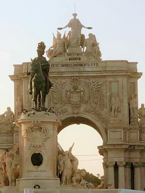 Chaparru's Tours_Lisbon:2-hour sightseeing tour by TukTuk - Graça viewpoints: the part that helps you understand Lisbon