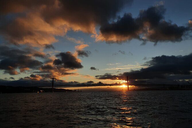 Classic Yacht Experience in Lisbon with portuguese wine - Cristo Rei and the Downtown Finish: A Big Statue, Then City Views