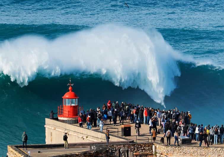 De Lisboa: Óbidos & Nazaré Giant Waves, Ginja & Small Group - Nazaré beach lunch time: good for a reset, not for a long sit-down