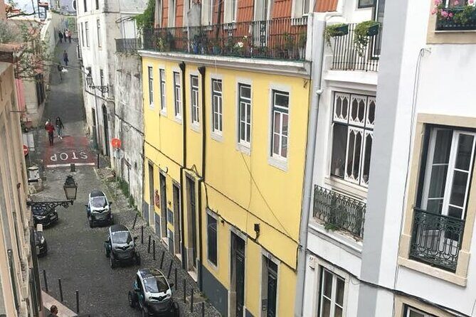 Eco Car Twizy Tour - Lisbon Downtown and Belém with GPS Audio Guide - Miradouro São Pedro de Alcântara: the viewpoint that’s easy to savor