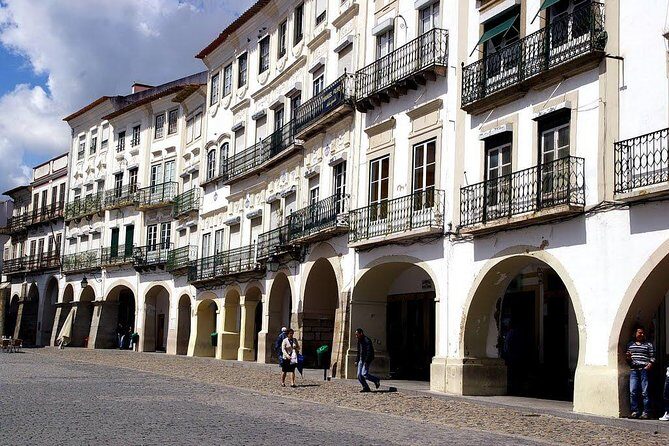 Evora and Monsaraz Wine Tasting Private Tour - Evora with a guide: from the Diana Temple to the Cathedral