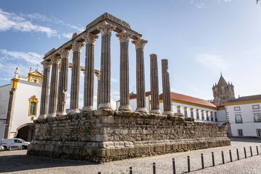 Évora: Flexible Walking Tour in Historic Center - Porta Velha da Lagoa and the Água de Prata Aqueduct start