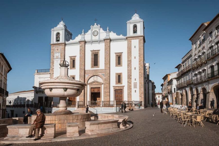 Évora: Flexible Walking Tour in Historic Center - Colegiais Garden and Espírito Santo College: a calmer university stretch