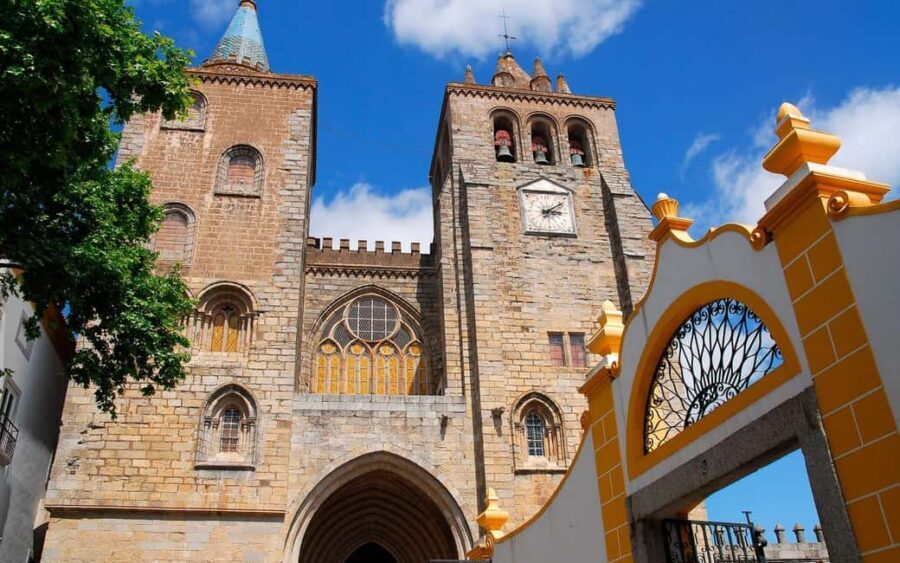 Évora: Private tour with entrance tickets to main monuments - Stop 3: Évora Cathedral, guided entry and smart pacing