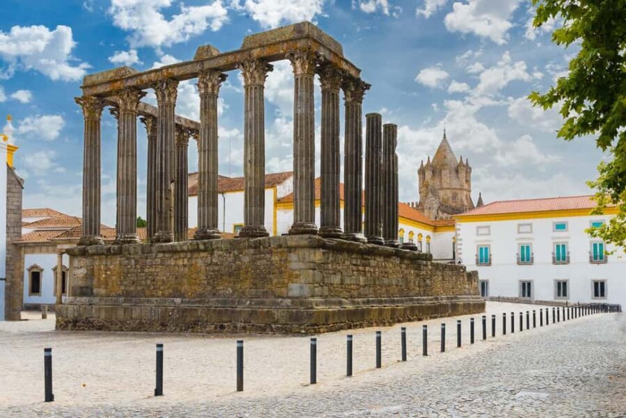 Évora: Private tour with entrance tickets to main monuments - Languages and Q&A: English and Portuguese support