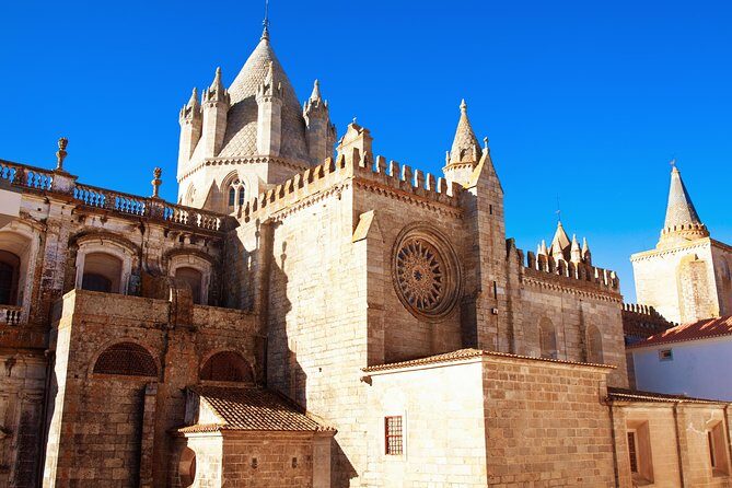 Évora Wine & Heritage Tour from Lisbon - Roman Temple to Giraldo Square: finishing Évora with a clear story