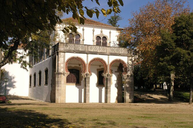 Explore the Highlights of Evora: Self-Guided GPS and Audio Tour - Praça do Giraldo and Palácio de Dom Manuel: the square’s power center