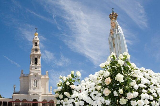 Faith and Heritage: Fátima Batalha Nazaré and Óbidos Private Tour from Lisbon - Nazaré: fishing village mood, the Sitio legend, and a big-wave viewpoint