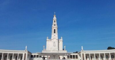 Fátima, Batalha, Alcobaça, Nazaré and Óbidos Private Tour - Starting in Lisbon: Pickup That Keeps the Day From Leaking Away