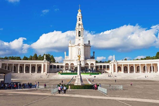 Fátima - Full Day Private Guided Tour from Lisbon by minivan - The private minivan pickup and drop-off you’ll feel immediately