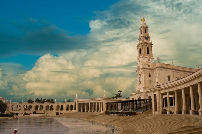 Fátima, Nazaré and Óbidos Small Group Full-Day Tour from Lisbon - When the guide makes—or breaks—the story
