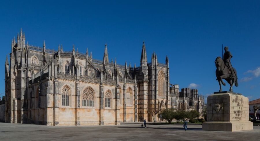 From Lisboa: Fatima, Nazare, Obidos & Batalha Full Day Tour - Nazaré: fishing-town life plus Praia do Norte and the giant-wave pull