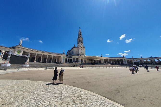 From Lisboa: Fátima, Nazaré, Óbidos & Batalha Private Tour - Praia da Nazaré: Lunch Time With Fresh-Fish Energy