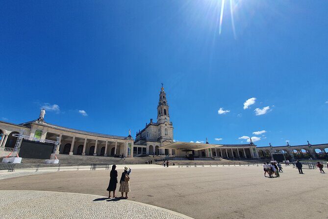 From Lisboa: Fátima, Nazaré, Óbidos & Batalha Small-Group Tour - Praia da Nazaré: Lunch Time and a Beach-Level Taste of the Town
