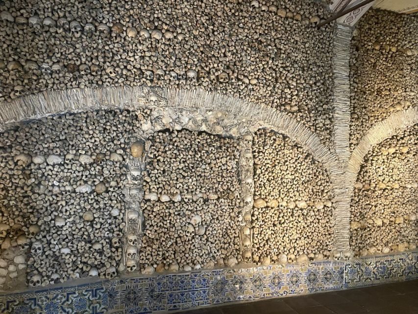 From Lisbon: Évora, Chapel of Bones, & Roman Temple Tour - Praça do Giraldo and Lunch Break: Where You Can Regroup