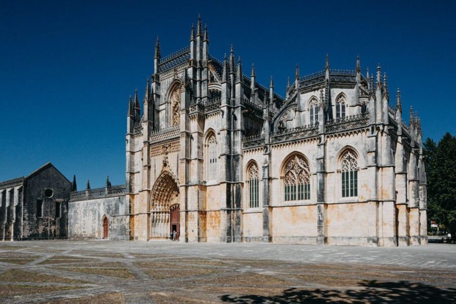 From Lisbon: Fatima, Nazaré, Batalha and Óbidos Tour - A coast-and-courtyard route that saves you time