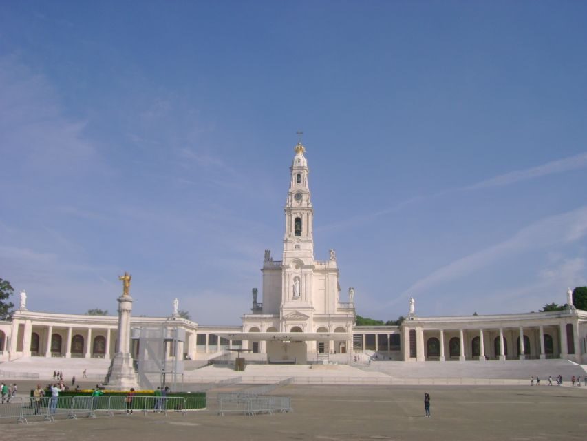 From Lisbon: Fátima Sanctuary and Batalha Monastery (UNESCO) - When Batalha is closed: Valinhos and Loca do Anjo instead