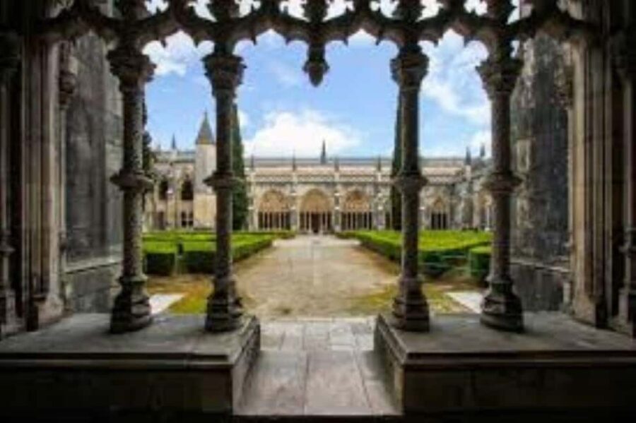 From Lisbon: Medieval Tour, Batalha, Tomar, Alcobaça, Óbidos - Family-friendly medieval day, with one walking reality check