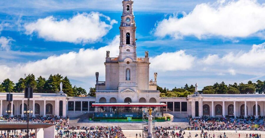 From Lisbon: Private Sanctuary of Fátima Half-Day Trip - Basilica of Our Lady of the Rosary: the shepherds’ tombs and the emotional weight