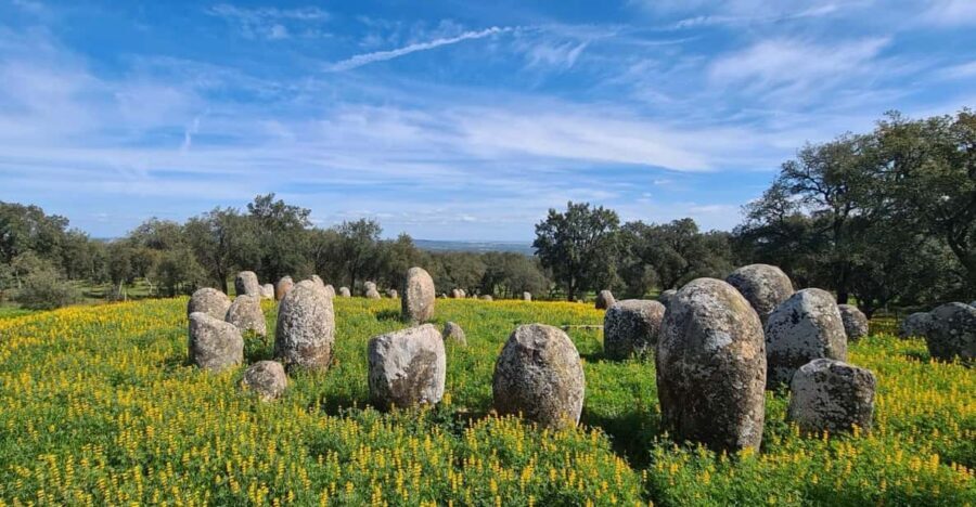 From Montemor or Évora: Guided Hike to Almendres Megalithic - Castelo do Geraldo: a viewpoint stop that’s more than a breath break