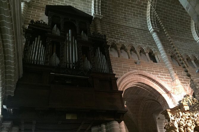 Full Day Private Tour in Évora and Arraiolos - Cathedral of Évora: the big medieval landmark you should plan time for
