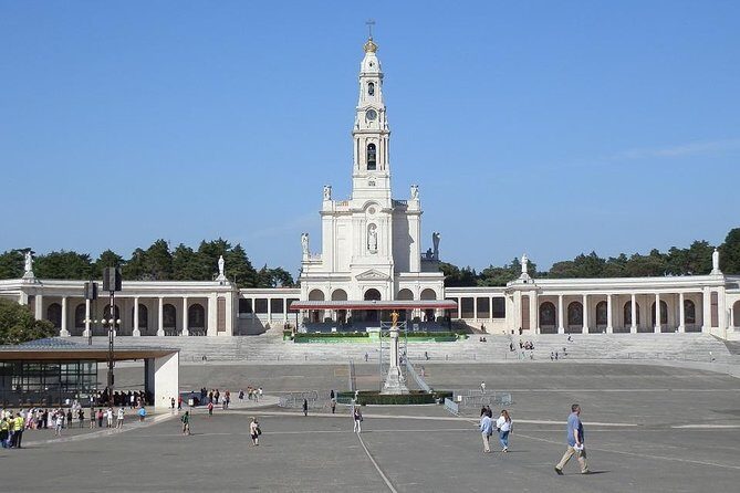 Half-day excursion for small groups in Fatima from Lisbon - Start at Praça do Marquês de Pombal and ride in comfort