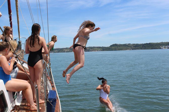 Hen Party in Lisbon on a vintage Sailboat - The 2-hour cruise rhythm: drinks, music, and river views