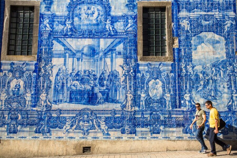 Highlights & Secrets of Lisbon Private Walking Tour - Largo do Carmo and São Roque area momentum: where the route starts to feel cinematic