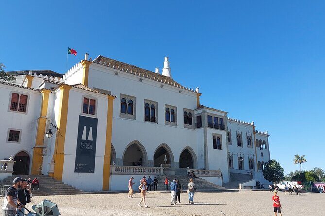 Historic center of Sintra on foot - Volta do Duche: legends, sculptures, and the old-street feeling