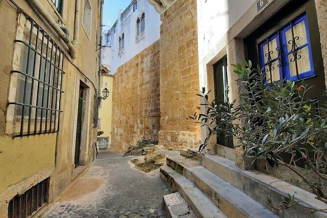 Jewish Lisbon Private Tours - Bairro Alto and Judiaria da Pedreira: Largo do Carmo atmosphere