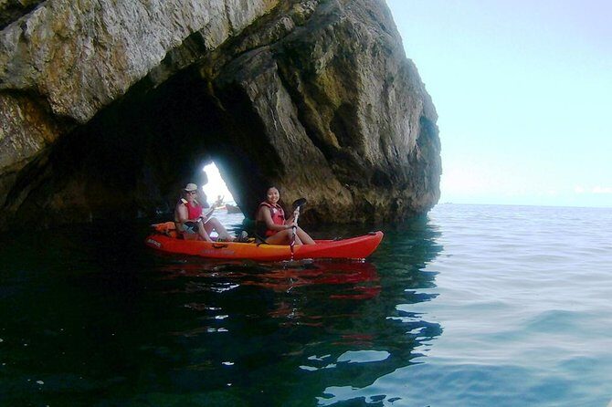 Kayak tour from Sesimbra to Ribeira do Cavalo Beach, passing through the caves - The Route Moment: Sesimbra to the Cave Zone