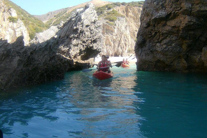 Kayak tour from Sesimbra to Ribeira do Cavalo Beach, passing through the caves - Cove da Mula: The Limestone Layer You Can Actually See